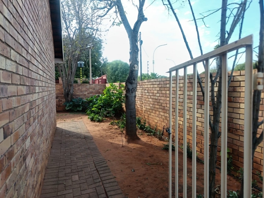 2 Bedroom Property for Sale in Rhodesdene Northern Cape